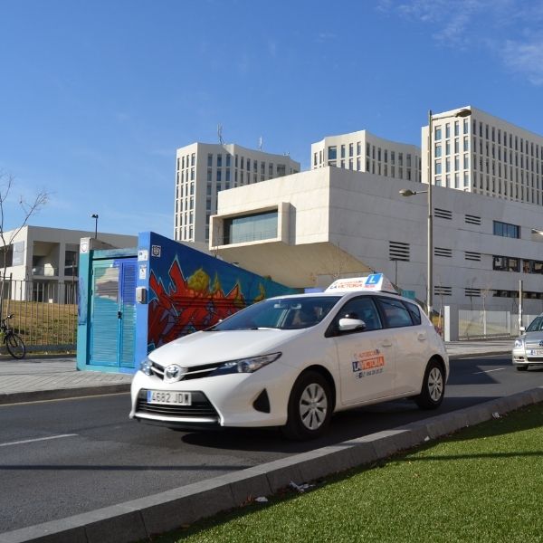 Imagen en donde se ve un Toyota Auris blanco