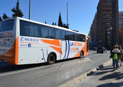 Imagen de un autobús de perfil de autoescuela la victoria