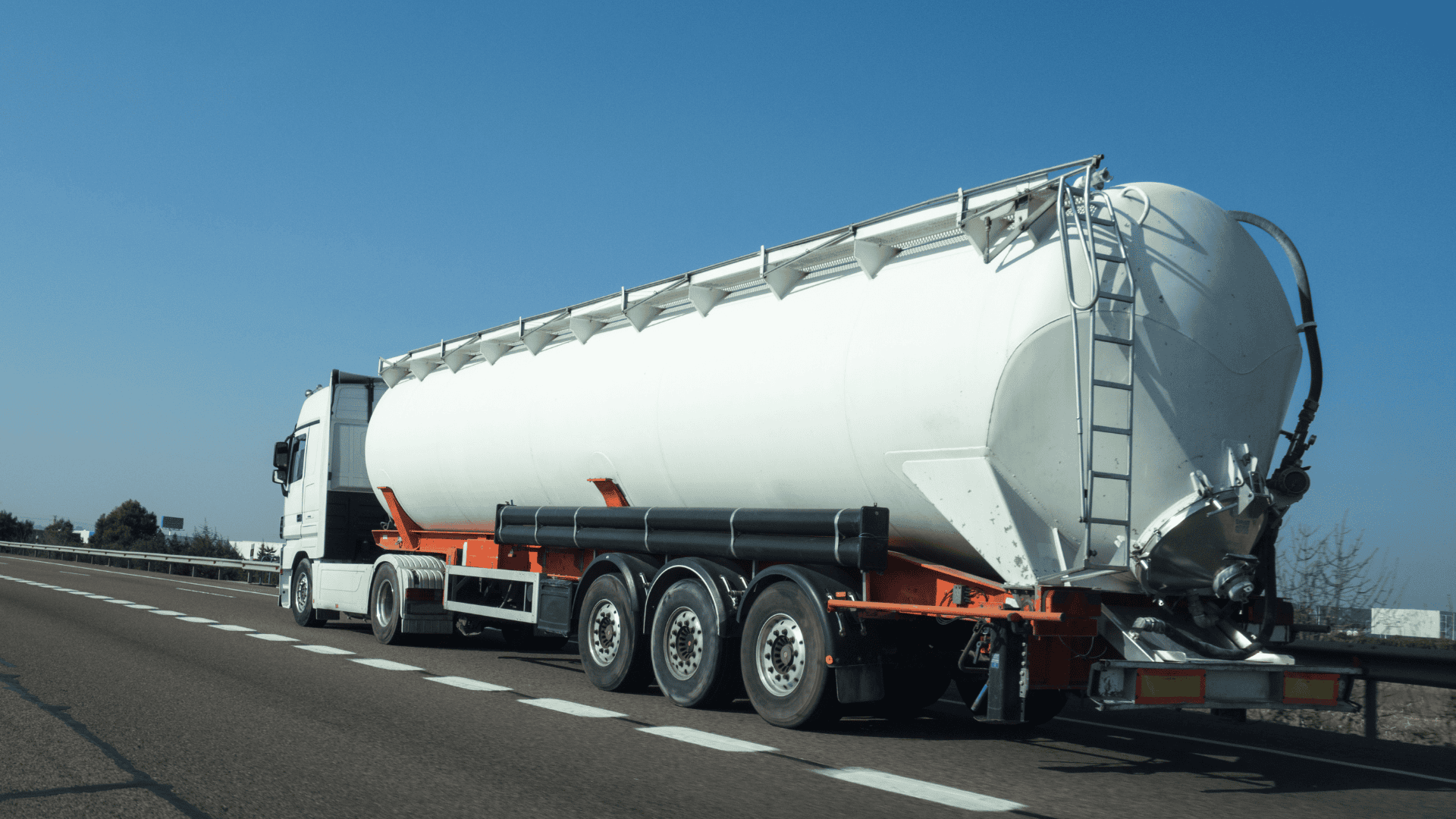 CamioNCisterna+ Imagen de un camión cisterna circulando por la carretera