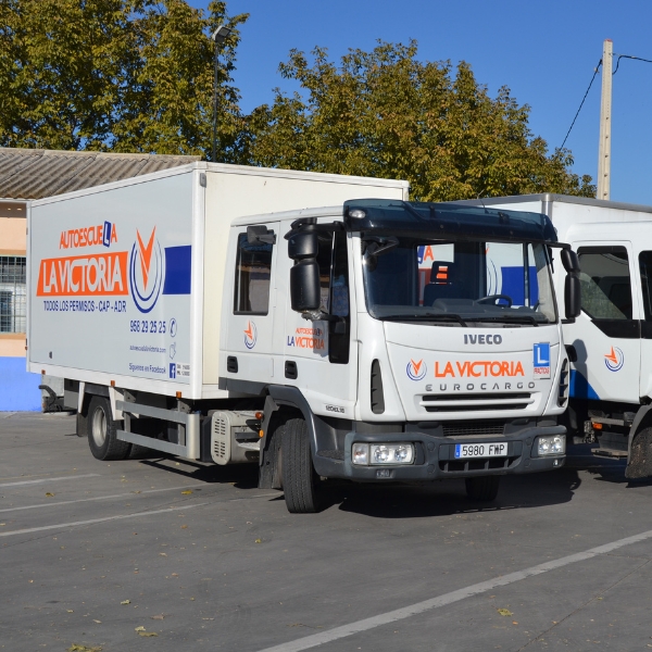 Imagen donde se ve un camión de la propia autoescuela La Victoria