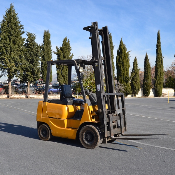 Fotografía de una carretilla de carga y descarga