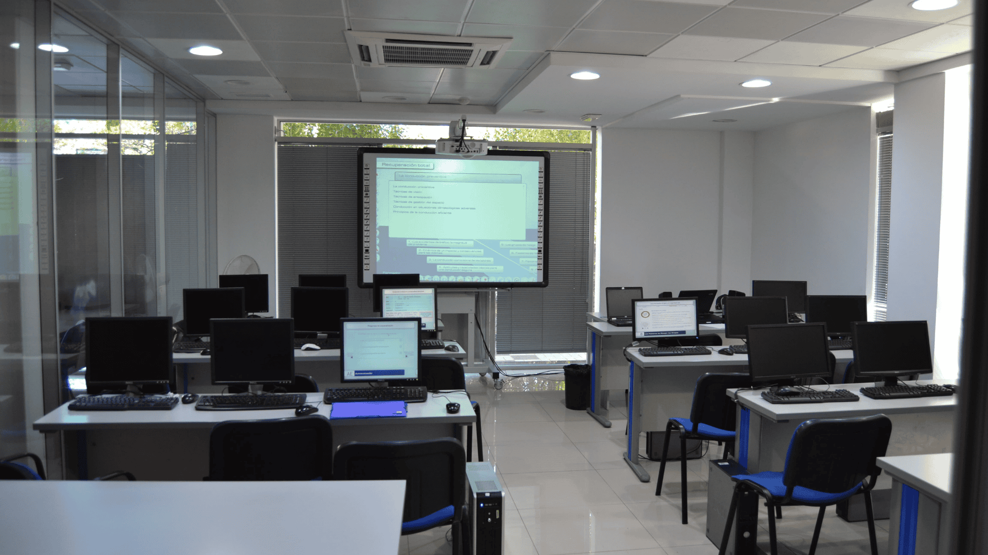 ClaseVICTORIA Imagen del aula de autoescuela la victoria