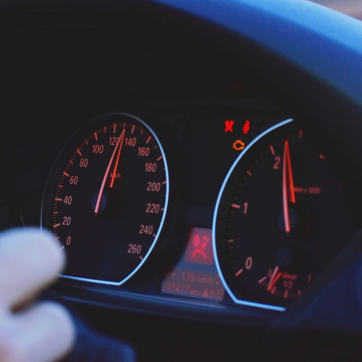 Imagen en detalle de los medidores de velocidad y gasolina de un coche