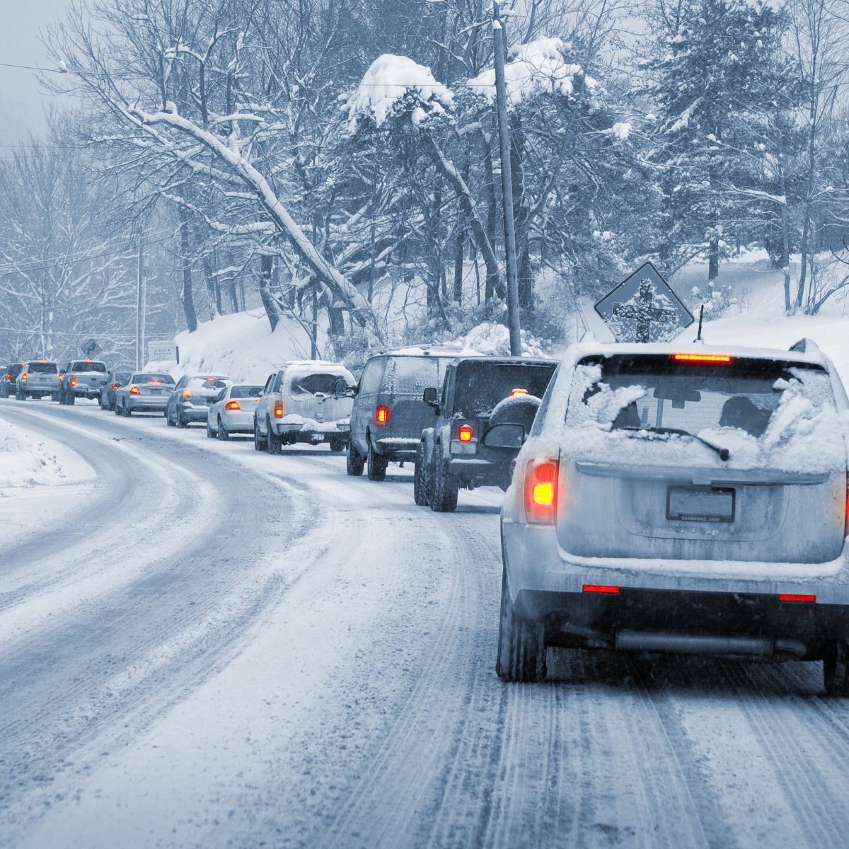 Imagen de coches conduciendo en una carretera nevada