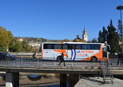 Imagen desde la distancia del autobús de autoescuela la victoria circulando por el centro de la ciudad
