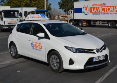 Imagen lateral de un toyota auris blanco