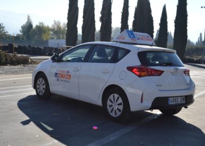 Imagen trasera de un toyota auris blanco