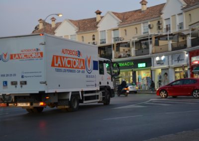 Camion de carga de la autoescuela la victoria circulando