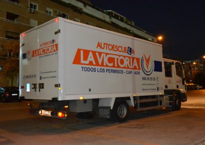 lateral del camión de carga circulando