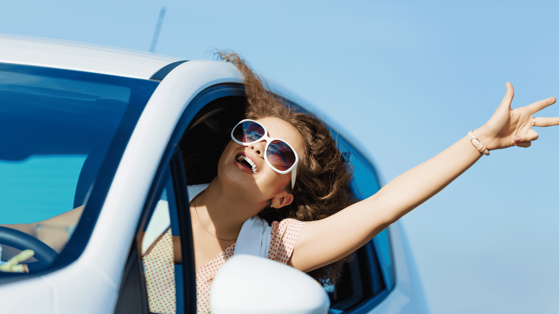 Mujer feliz conduciendo Mujer feliz conduciendo