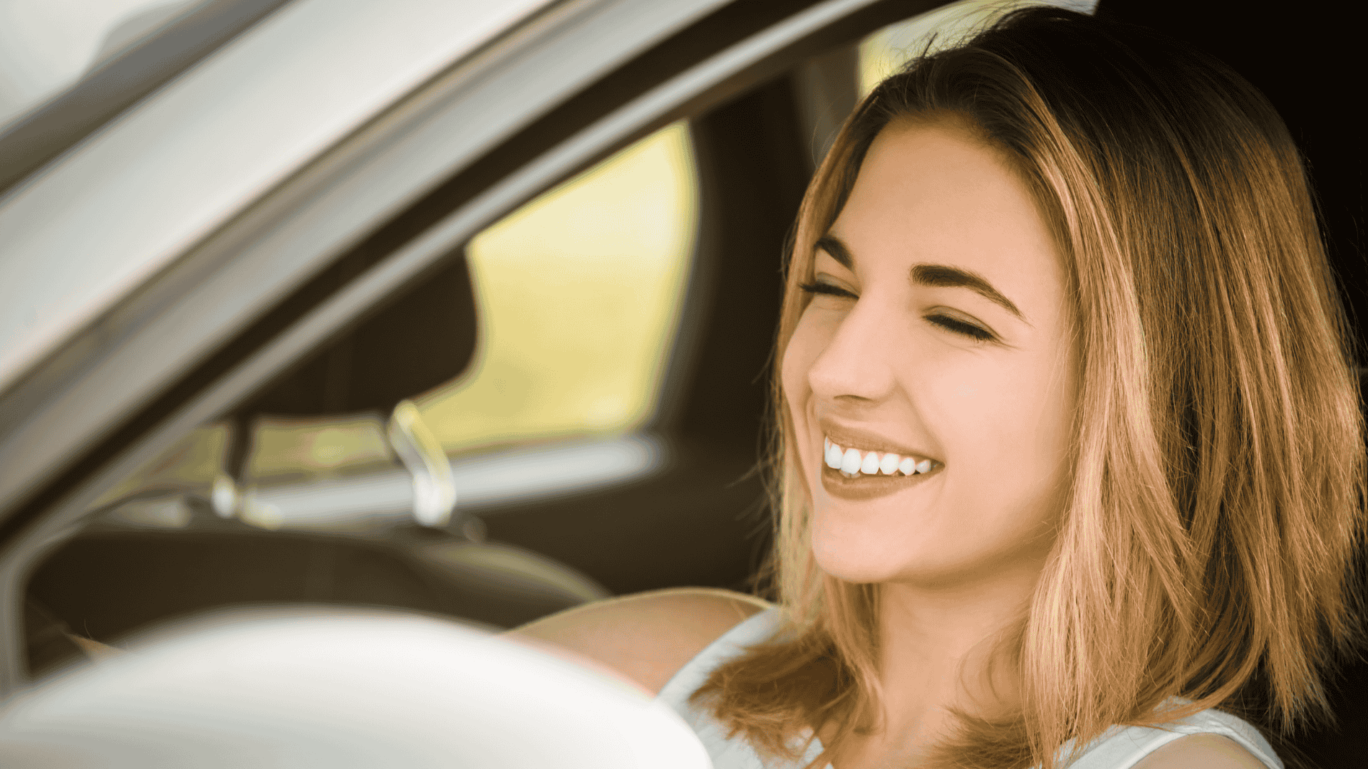 Mujer rubia conduciendo feliz Mujer rubia conduciendo feliz
