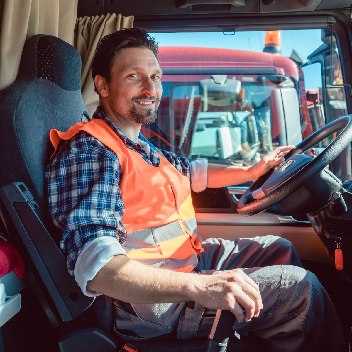 Fotografía de un transportista conduciendo un camión