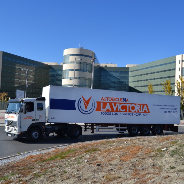 Imagen de un camión trailer de autoescuela La Victoria<br />