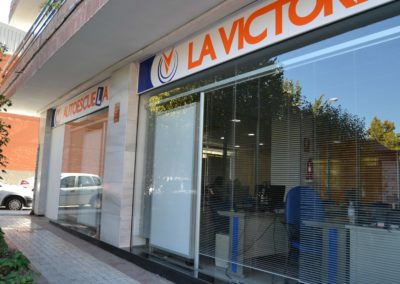 Imagen del escaparate de autoescuela La victoria y su cartel de bienvenida